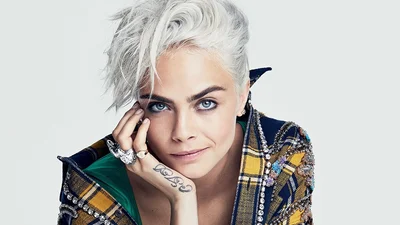 Оголена Кара Делевінь поцілувала дівчину у скандальній фотосесії