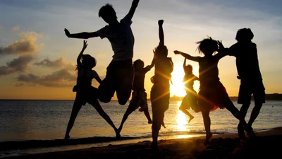 День завоевания друзей: лучшие цитаты известного писателя Дейла Карнеги