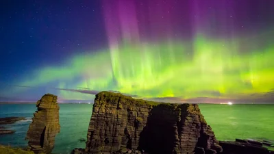 Вражаюча краса: північне сяйво засвітилось над небом Великобританії