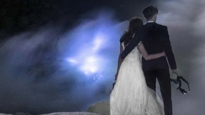 Влюбленные устроили свадебную фотосессию в вулкане и поразили весь мир