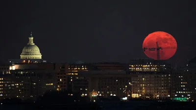 В сети появились фото уникального явления - суперлуны