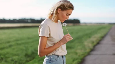 LAYAH сняла в Берлине меланхоличный клип на трек "Вне времени", который тебя впечатлит