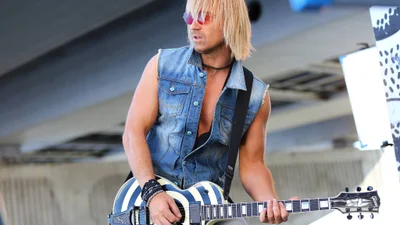 Сердцеед Олег Винник стал настоящим рокером в новом клипе