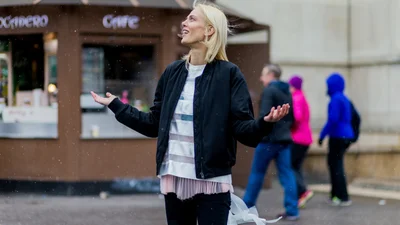 Снежная зима: героини street style демонстрируют оригинальные образы в метель