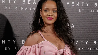 Ріанна засвітила зайві кілограми у прозорій сукні