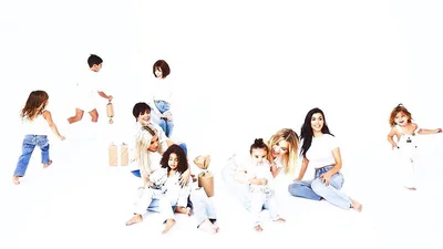 Сім'я Кардашьян показала свою різдвяну листівку і ось, як вона виглядає