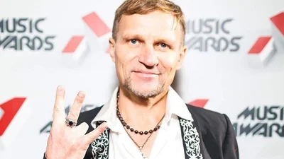 Олег Скрипка растрогал сеть редким фото с дочерьми