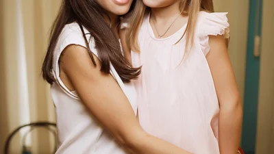 Как две капли воды: мама и дочь поражают своими невероятными "луками"