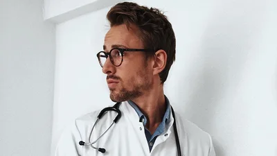 Осторожно, горячо: сексуальный врач из Германии заставит твое сердце биться чаще