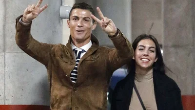 Девушка Роналду Джорджина Родригез впервые показала лицо новорожденной дочери