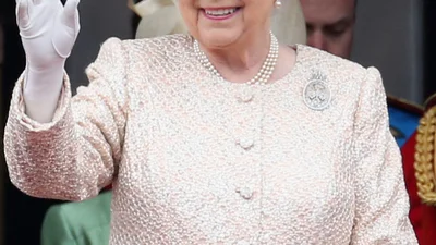 Око не відірвати: Єлизавета ІІ приміряла стильне пальто наймоднішого кольору 2018 року