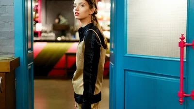 Обольстительное сияние: золотой гардероб звезд street style на декабрь