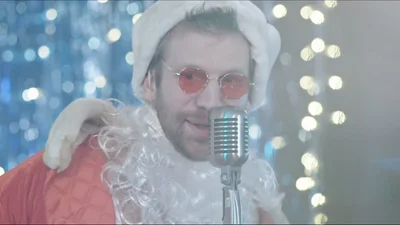 Иван Дорн потролил "голубой огонек" в новом рождественском клипе "Мастерской огонек"