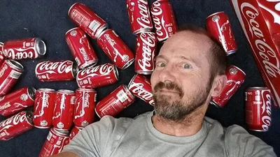 Експеримент: у що перетвориться тіло, якщо щодня пити 10 банок Coca-Cola