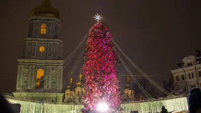 Кольорова красуня: у Києві урочисто відкрили різдвяну ялинку