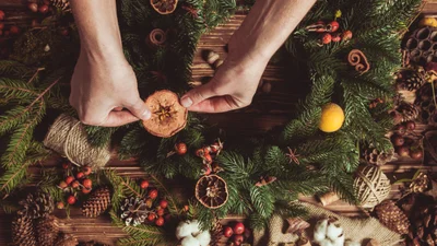 Стильные праздничные венки, которые станут идеальным украшением на Рождество