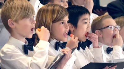 Полный трэш: хор мальчиков съел самый острый перец в мире и спел рождественскую песню