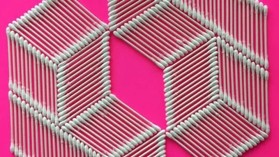 Парень просто берет и идеально составляет предметы - вы не сможете оторвать взгляд