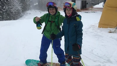 Зразковий тато: Олександр Педан навчив доньку кататися на лижах і відкрив сезон