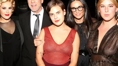 Дочки Борюса Вілліса позують голяка у ванній, а їх мама Демі Мур одягнула светр з Обамою