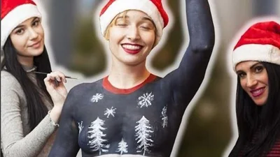 Модель прошлась по улицам Нью-Йорка в нарисованном рождественском костюме на голое тело