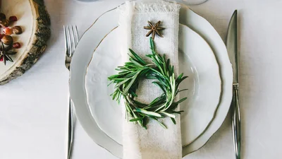 Как задекорировать Новогодний стол: стильные идеи 2017