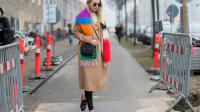 Street style: модні образи з шарфом для зимового сезону