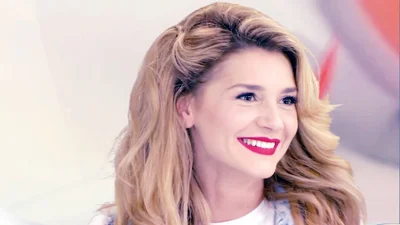 Оце так форми: Міша Романова показала розкішне декольте