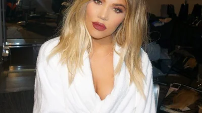 Хлои Кардашьян впервые засветила немаленький беременный животик