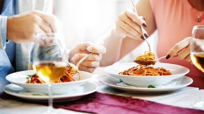 Исследования показали, что упоминание о еде увеличивают шансы успеха на сайтах знакомств