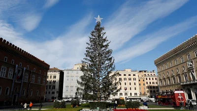 Увесь світ сміється над головною ялинкою Риму, будете і ви