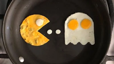 Дівчина робить круті яєшні, які більше схожі на витвори мистецтва, аніж на їжу