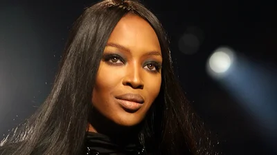 47-летняя Наоми Кэмпбелл полностью обнажила свое роскошное тело в откровенном видео