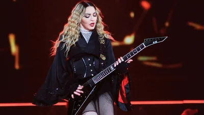 Вечно молодая: Мадонна в новом клипе шокировала максимально короткими шортиками
