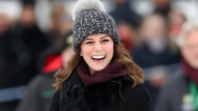 Кейт Міддлтон у кумедній шапці зіграла в хокей на сьомому місяці вагітності