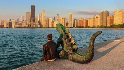 Американець подорожує країною з величезним Ґодзіллою, і ти маєш побачити їх спільні фото