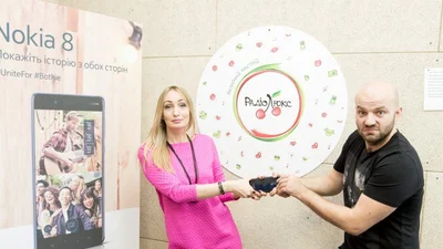 NOKIA-MAНІЯ: Люкс ФМ нагородив крутим телефоном переможницю акції