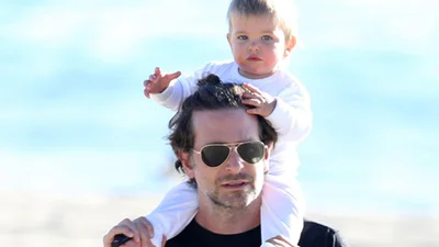 Брэдли Купер и Ирина Шейк с крошечной дочкой повеселились на пляже