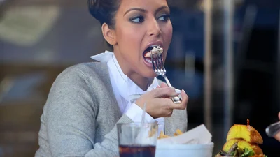 Ким Кардашьян застукали за поеданием торта (ФОТО)