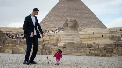 Очам не повірити: найвищий чоловік світу зустрів найнижчу жінку світу