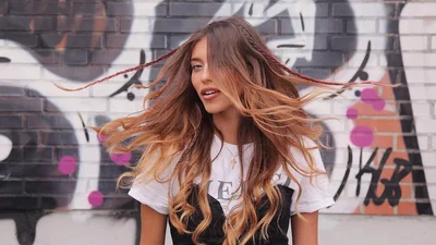 Регина Тодоренко задрала ноги и показала попу в странной позе