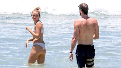 Мокрые и голые Майли Сайрус с Лиамом Хемсвортом устроили пляжные игры
