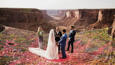 Пара устроила свадьбу в безумно опасном, но очень красивом месте