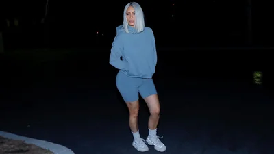 Ким Кардашьян гуляет в странных спортивных шортах и с голубыми волосами