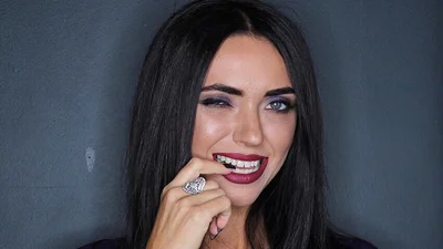 Вика из группы "НеАнгелы" показала, как правильно качать ягодицы