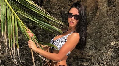 Вика из группы "НеАнгелы" взорвала сеть снимками пышного бюста и осиной талии