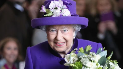 Стиль від королеви: Єлизавета ІІ похизувалася яскравим образом
