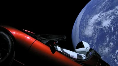 Астрофотограф показал, как авто Илона Маска летает в космосе (ВИДЕО)