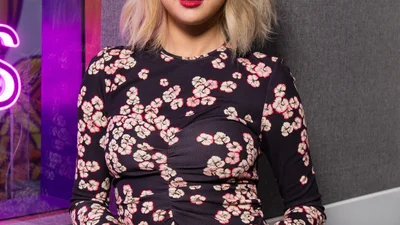 Без макияжа и в облегающем платье: Селена Гомес поразила естественной красотой