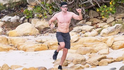 Роберт Паттінсон посвітив своїм голим торсом на пляжі